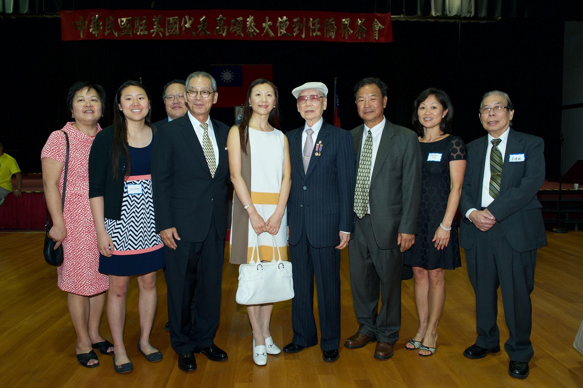 高大使夫婦與部分出席僑領合影。