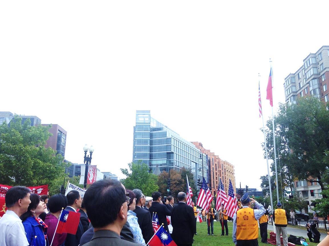 逾2百名僑胞及留學生踴躍參與美京中華會館舉辦之國慶升旗典禮。
Over two hundred Taiwanese/Chinese community leaders and students joined the National Flag Raising Ceremony held by CCBA on Oct. 8, 2017.