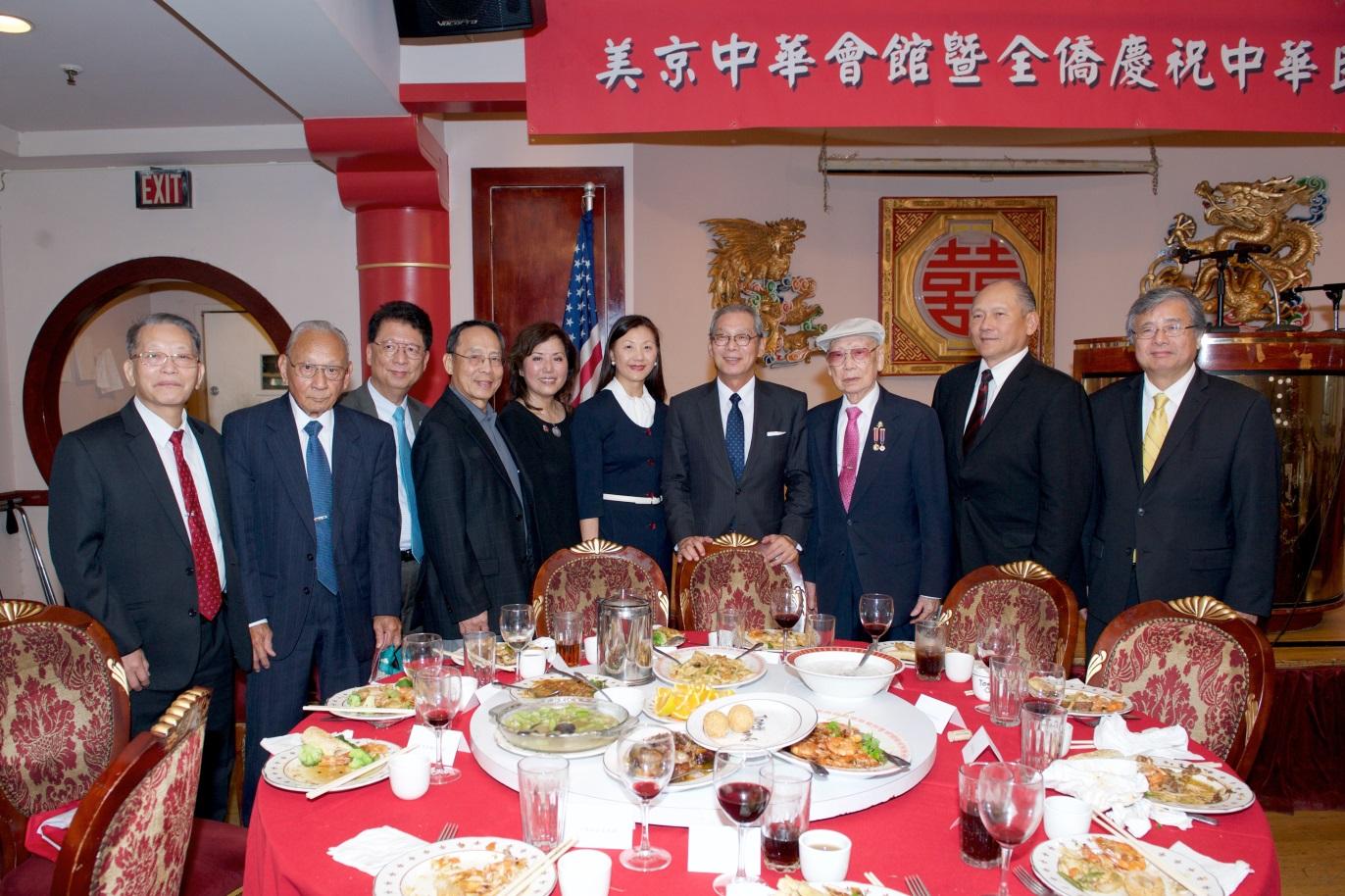 高大使夫婦於美京中華會館國慶聯歡餐會與僑領合影。
Ambassador and Mrs. Kao posed with the Taiwanese/Chinese community leaders at the luncheon celebrating the National Day of Republic of China (Taiwan) on Oct. 8, 2017.