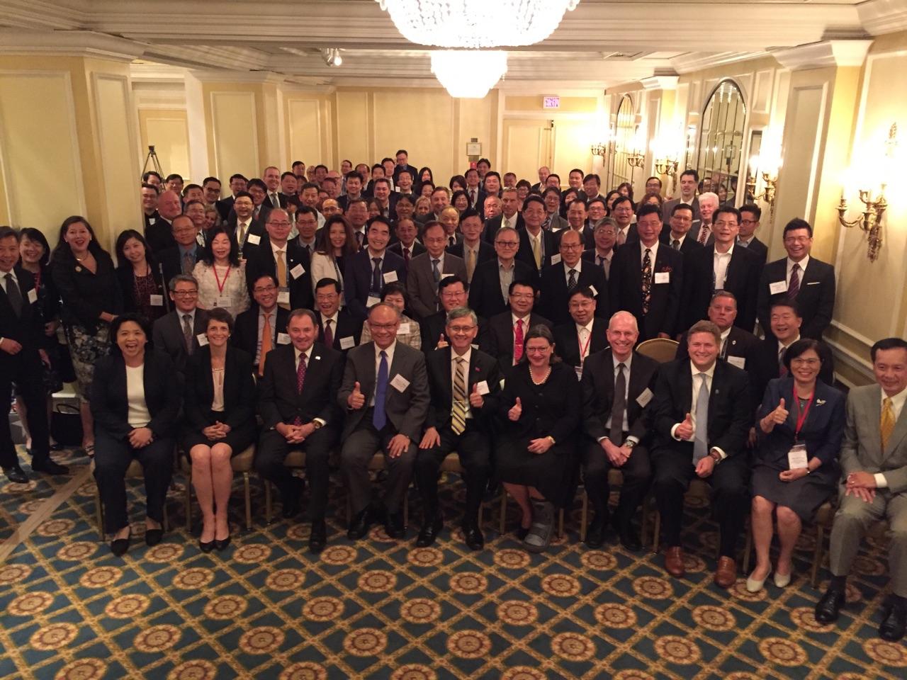 美國商務部代理副部長Karen Dunn Kelley、代理助理部長Ian Steff、國務院代理副助卿Laura Stone、AIT/W執行理事John Norris及猶他州州長Gary Herbert等與我團合照