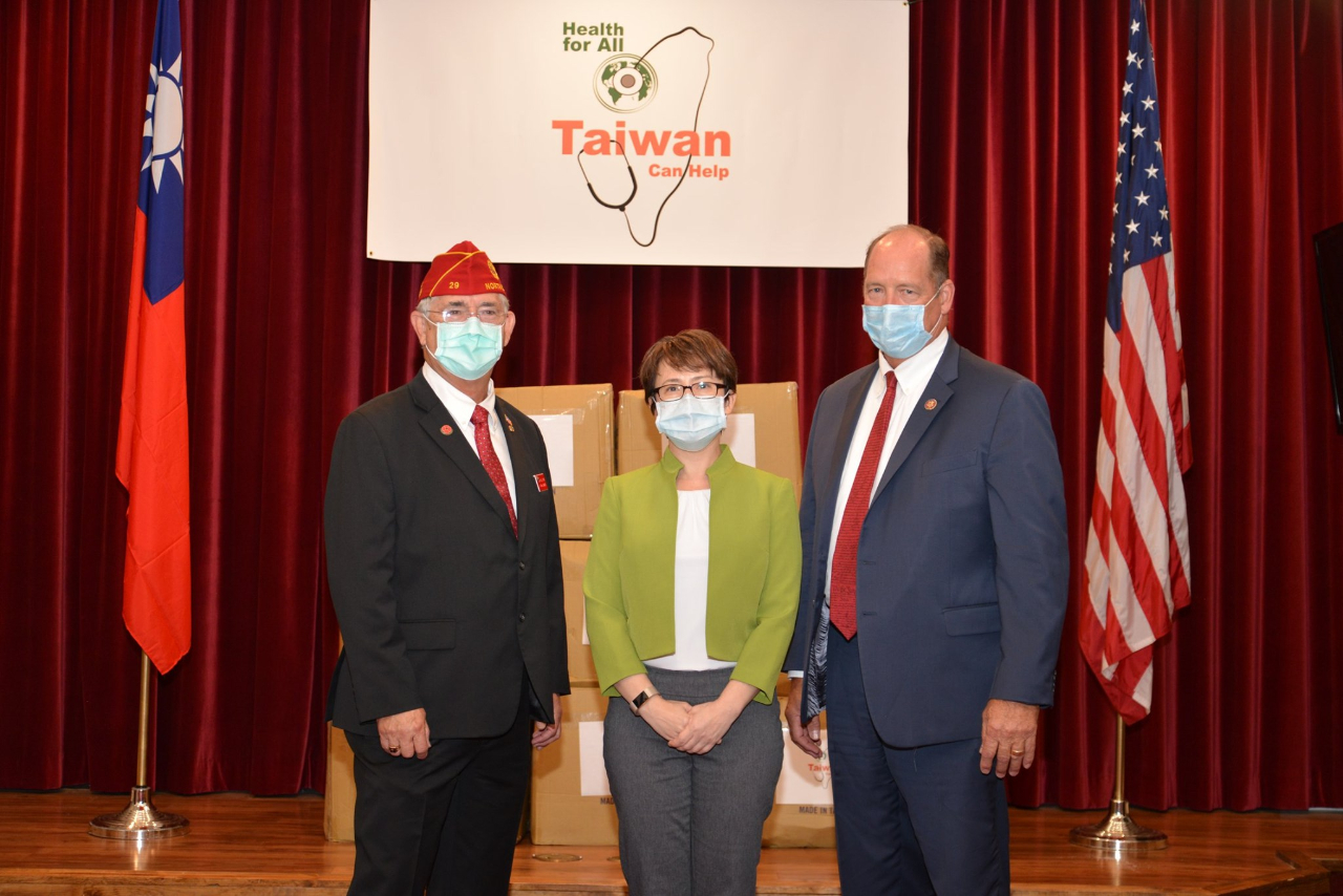   蕭大使代表台灣政府捐贈「退伍軍團協會  」(American  Legion）25萬片醫療用口罩，並與該協會總會長James  "Bill"  Oxford以及聯邦眾議員Ted  Yoho  (R-FL)合影留念