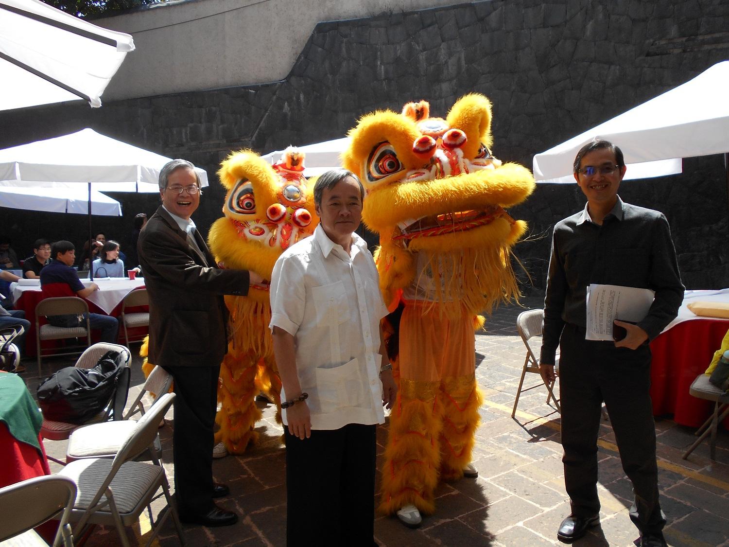 2016年座談會結束後駐處邀請旅墨廣東僑界舞獅團表演精采舞獅，鑼鼓聲中向旅墨僑友賀年。