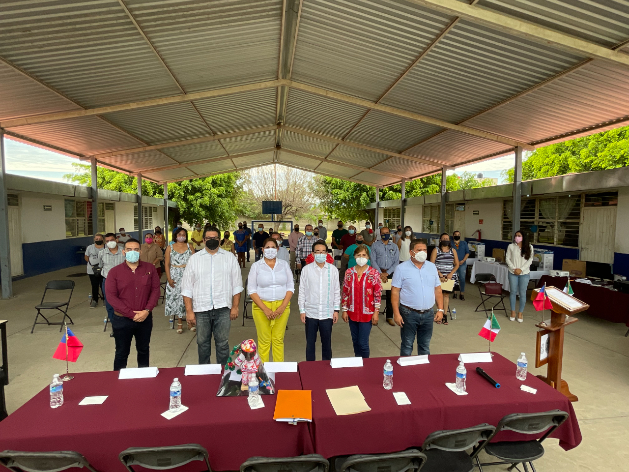 鄭代表及眾議員蕾佳拉朵（左3）與納亞力州教育廳初等教育處長李維拉（左1）、班德拉斯海灣科技大學校長伊格納修（左2）、眾議員希梅內絲（右2）、班德拉斯海灣市市議員當選人布拉西多（右1）及出席活動之當地師生家長代表合影。