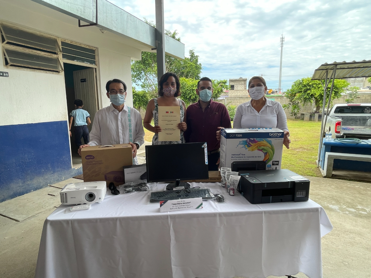 鄭代表、納亞力州教育廳初等教育處長李維拉（右2）、聯邦眾議員蕾佳拉朵（右1）及受贈學校「荷西馬莉亞莫雷洛斯（José María Morelos）聖皇阿巴赫（San Juan Abajo）校區小學」代表與我捐贈資訊設備乙批合影。