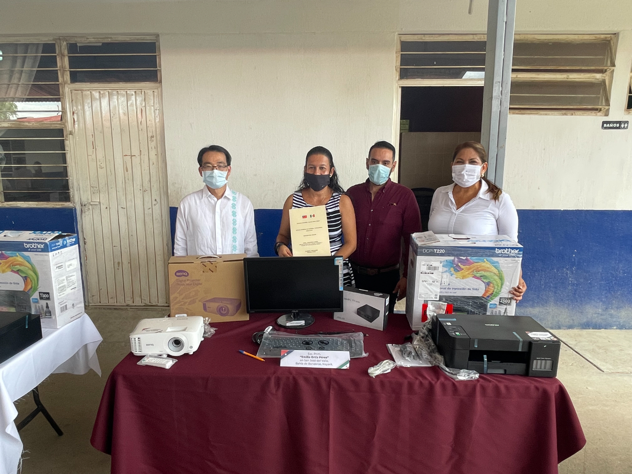 鄭代表、納亞力州教育廳初等教育處長李維拉（右2）、聯邦眾議員蕾佳拉朵（右1）及受贈學校「艾蜜莉亞歐蒂絲蓓蕾絲（Emilia Ortiz Pérez）小學」代表與我捐贈資訊設備乙批合影。