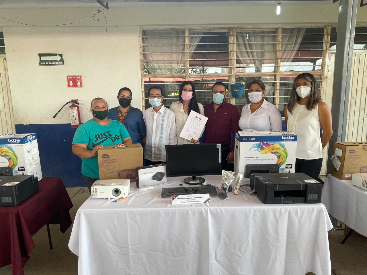 鄭代表、納亞力州教育廳初等教育處長李維拉（右3）、聯邦眾議員蕾佳拉朵（右2）、受贈學校「馬希密里亞諾葉南德茲教授（Profesor Maximiliano Hernández）小學」代表（左4）等與我捐贈資訊設備乙批合影。