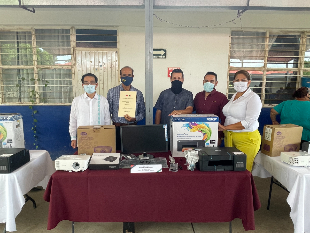 鄭代表、納亞力州教育廳初等教育處長李維拉（右2）、聯邦眾議員蕾佳拉朵（右1）、受贈學校「荷西馬莉亞莫雷洛斯（José María Morelos）布塞里亞斯（Bucerías）校區小學」代表（左2）等與我捐贈資訊設備乙批合影。