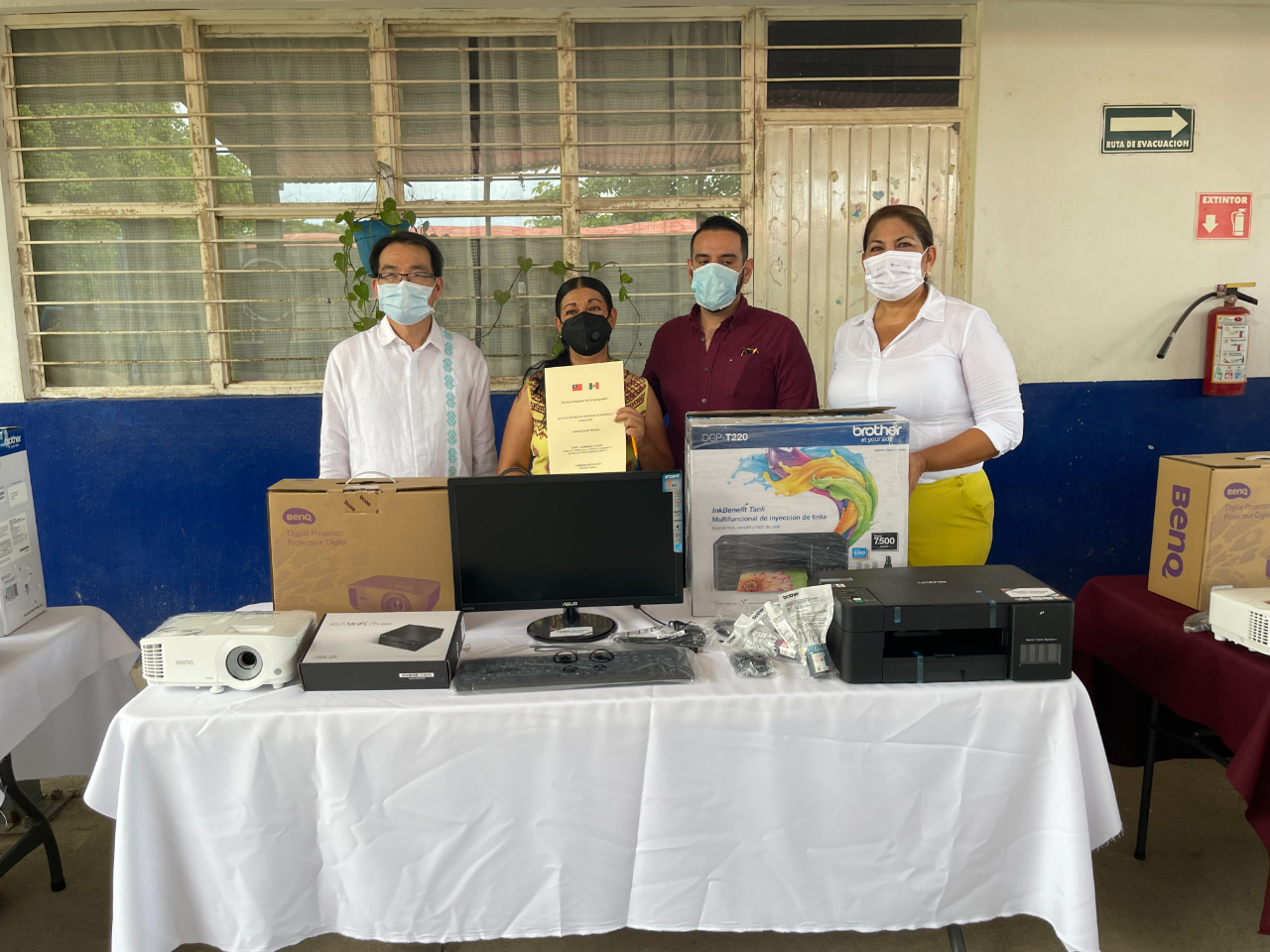 鄭代表、納亞力州教育廳初等教育處長李維拉（右2）、聯邦眾議員蕾佳拉朵（右1）、受贈學校「十一月二十日（20 de Noviembre）小學」代表（左2）與我捐贈資訊設備乙批合影。