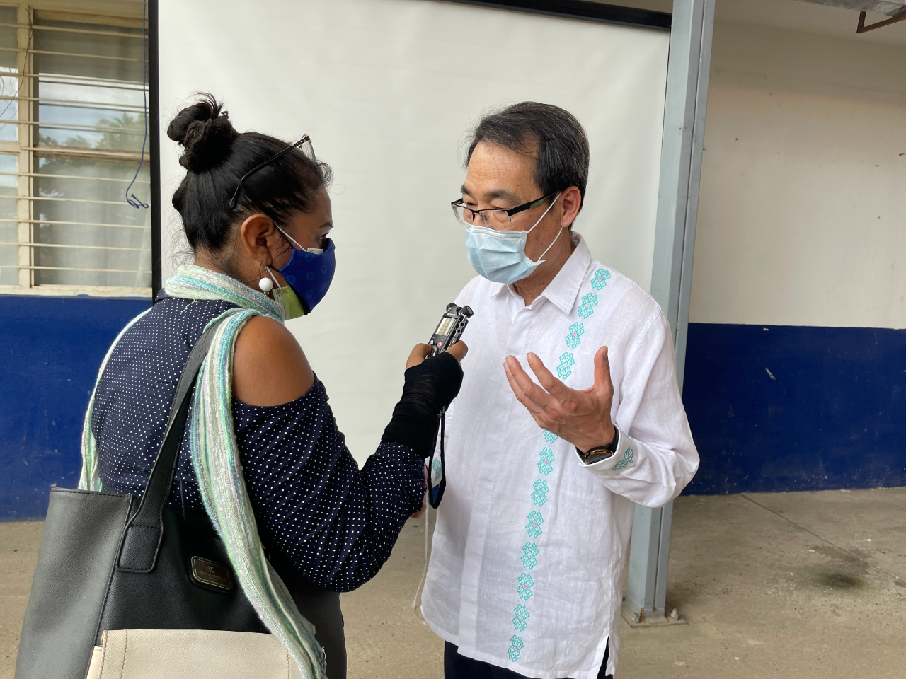 鄭代表接受當地電臺專訪。