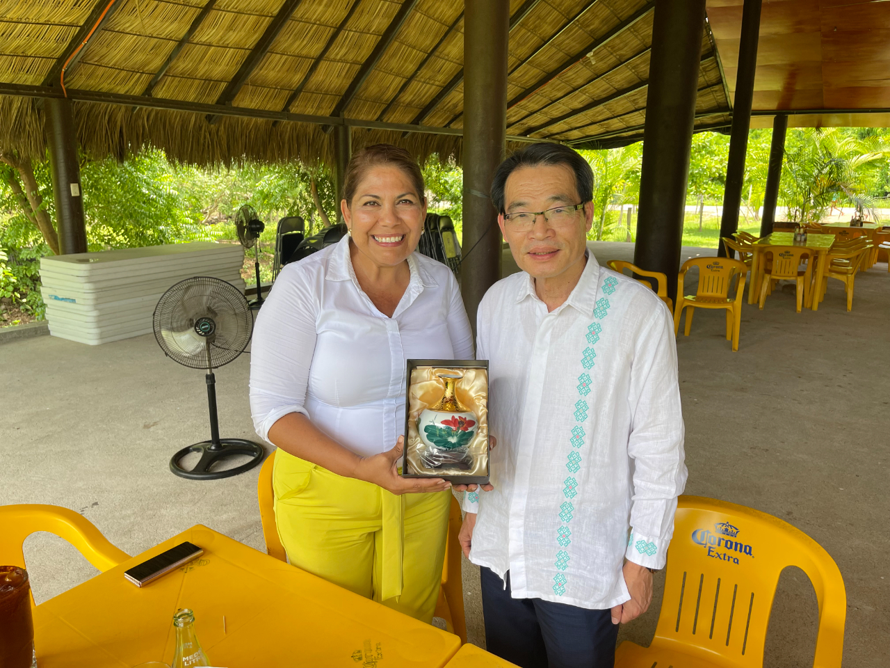 鄭代表致贈聯邦眾議員蕾佳拉朵紀念禮品。