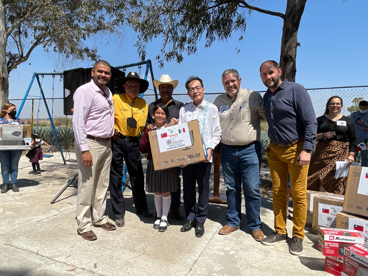 鄭代表正勇會同墨西哥國會友臺小組主席古斯曼（左2）、阿猶特朗市市長埃南德斯（左3）及阿多通尼可埃阿爾多市市長馮塞卡（右2）將捐贈物資贈交受惠學校代表