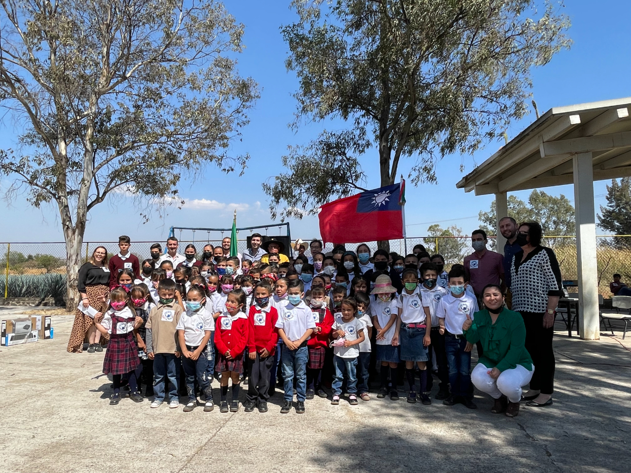 鄭代表與全體出席人士與我國旗合影留念