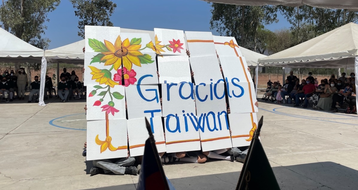 學校師生準備各式表演節目，其中學生持字卡排成「謝謝臺灣」最為吸睛