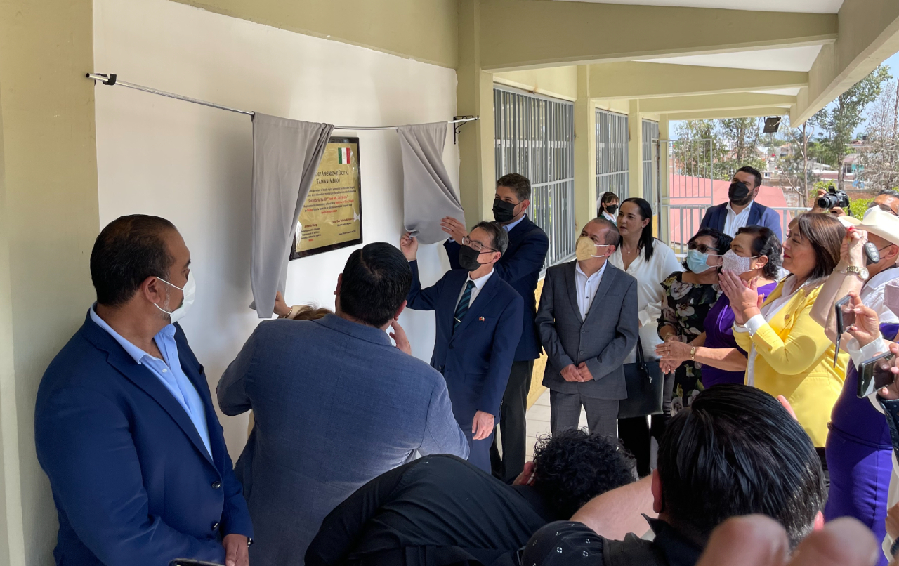 鄭代表主持以我捐贈「華碩電腦」所設立的電腦教室揭牌儀式 