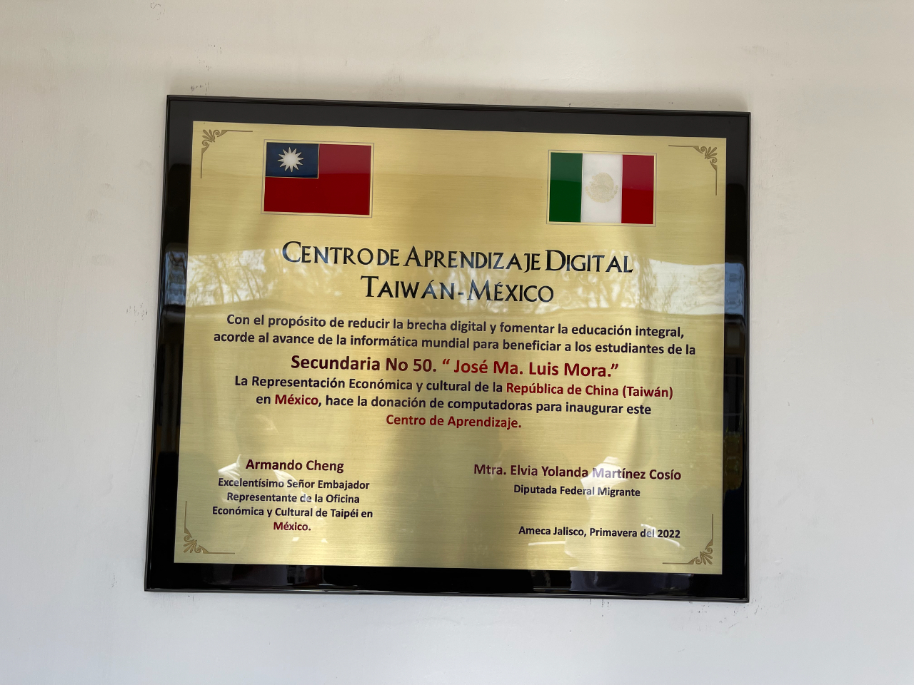 鄭代表主持以我捐贈「華碩電腦」所設立的電腦教室揭牌儀式 