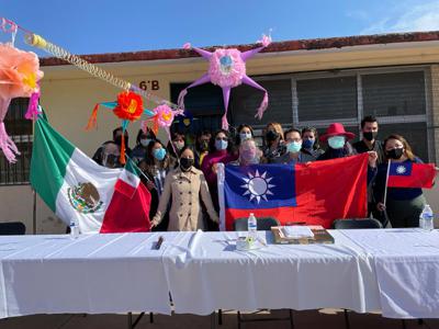 Ceremonia de entrega de equipo tecnológico a estudiantes de León, Guanajuato