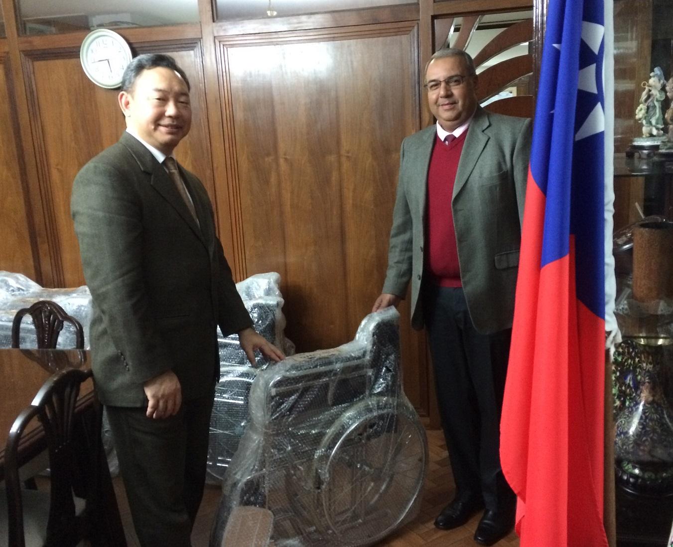 俞大使援贈參議員歐維鐸10台輪椅供行動不便且財力匱乏之民眾運用。