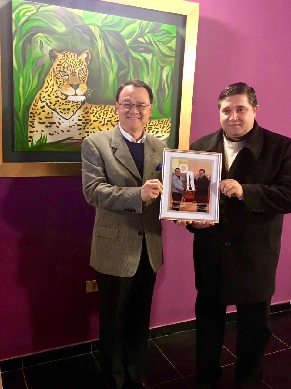 駐巴拉圭周麟大使夫婦應邀出席巴國Fernando de la Mora市市長夫婦晚宴並深化與巴國地方政府交流