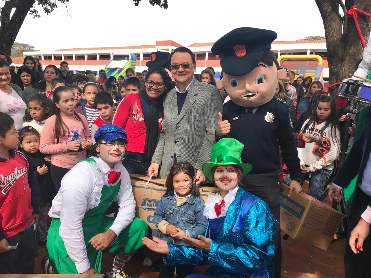 駐巴拉圭周大使麟107年8月4日應邀出席巴國Rosa Poty警察員眷福利基金會兒童節慶祝活動，周大使與獲獎之幸運兒童及現場兒童合影。