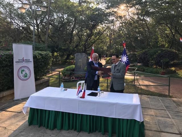 駐巴拉圭周麟大使於本(8)月9日下午4時代表政府將協助改善巴國社會保險局(Istituto de Previsión Social, IPS)所屬健康公園(Parque de la Salud)兒童遊樂及成人健身設施乙批捐交給IPS代理局長Jorge Brites，雙方簽署捐贈議事錄。