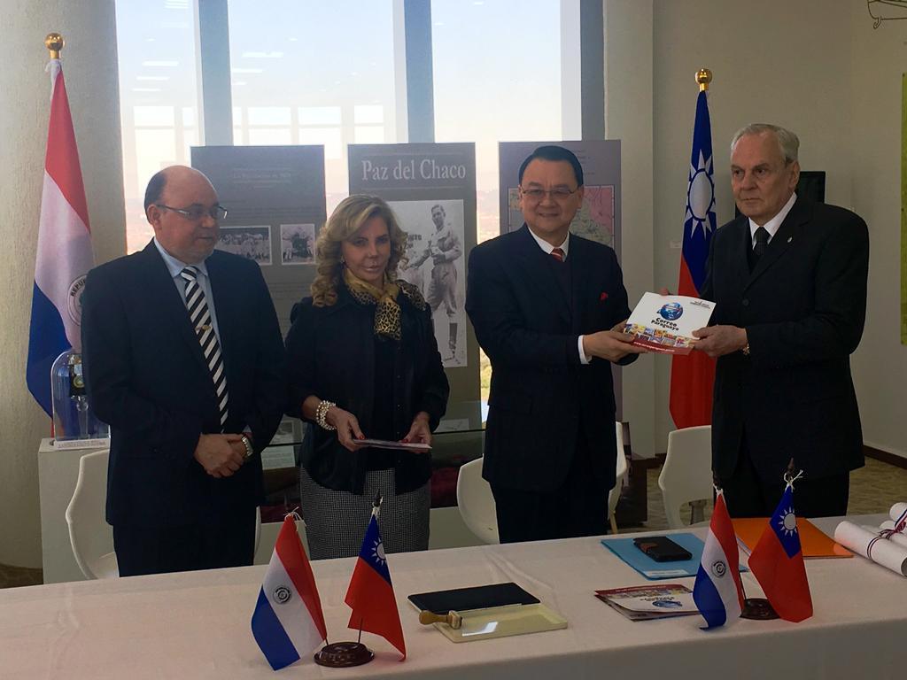 駐巴拉圭大使館與巴拉圭郵政總局107年8月9日舉辦慶祝臺巴建交61週年紀念郵戳發行典禮，周大使麟(右二)將蓋妥紀念郵戳之套票交予臺巴友協會長貝尼帝茲(右一)轉贈巴國總統當選人阿布鐸(Mario Abdo Benítez)。