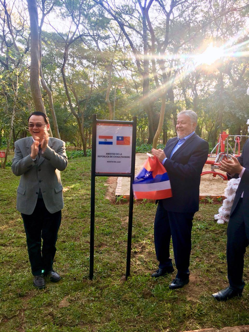 駐巴拉圭周麟大使於本(8)月9日下午4時代表政府將協助改善巴國社會保險局(Istituto de Previsión Social, IPS)所屬健康公園(Parque de la Salud)兒童遊樂及成人健身設施乙批捐交給IPS代理局長Jorge Brites，周大使及B代理局長為成人健身區揭牌。