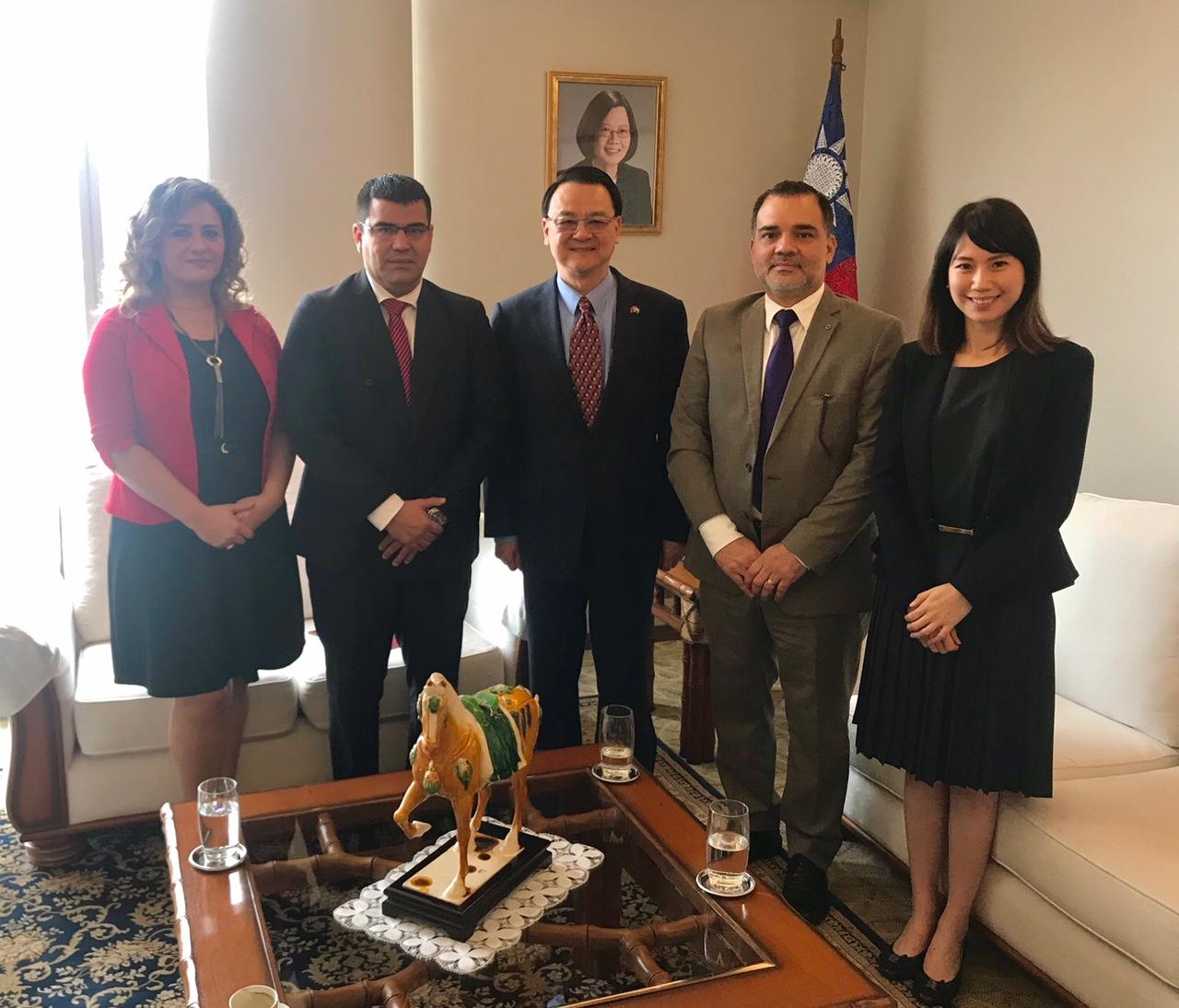 巴拉圭內政部新任移民局局長貝加(Julián Vega)於107年8月24日上午率該局國際事務組組長薩亞斯(Zayas)及政策顧問麥達那(Maidana)等來館拜會周大使麟，周大使(中)、貝局長(左二)、來訪人員及駐館同仁合影。