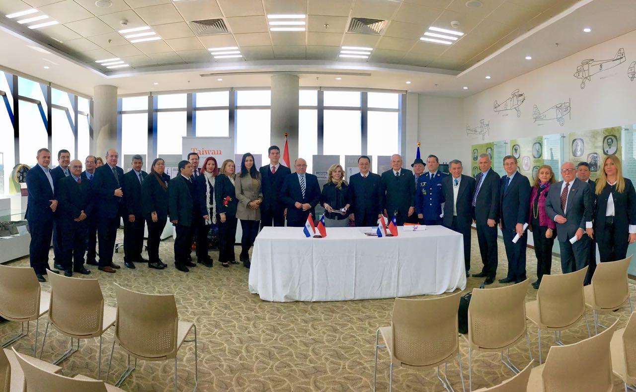 駐巴拉圭大使館與巴拉圭郵政總局107年8月9日舉辦慶祝臺巴建交61週年紀念郵戳發行典禮，全體出席貴賓合影留念。