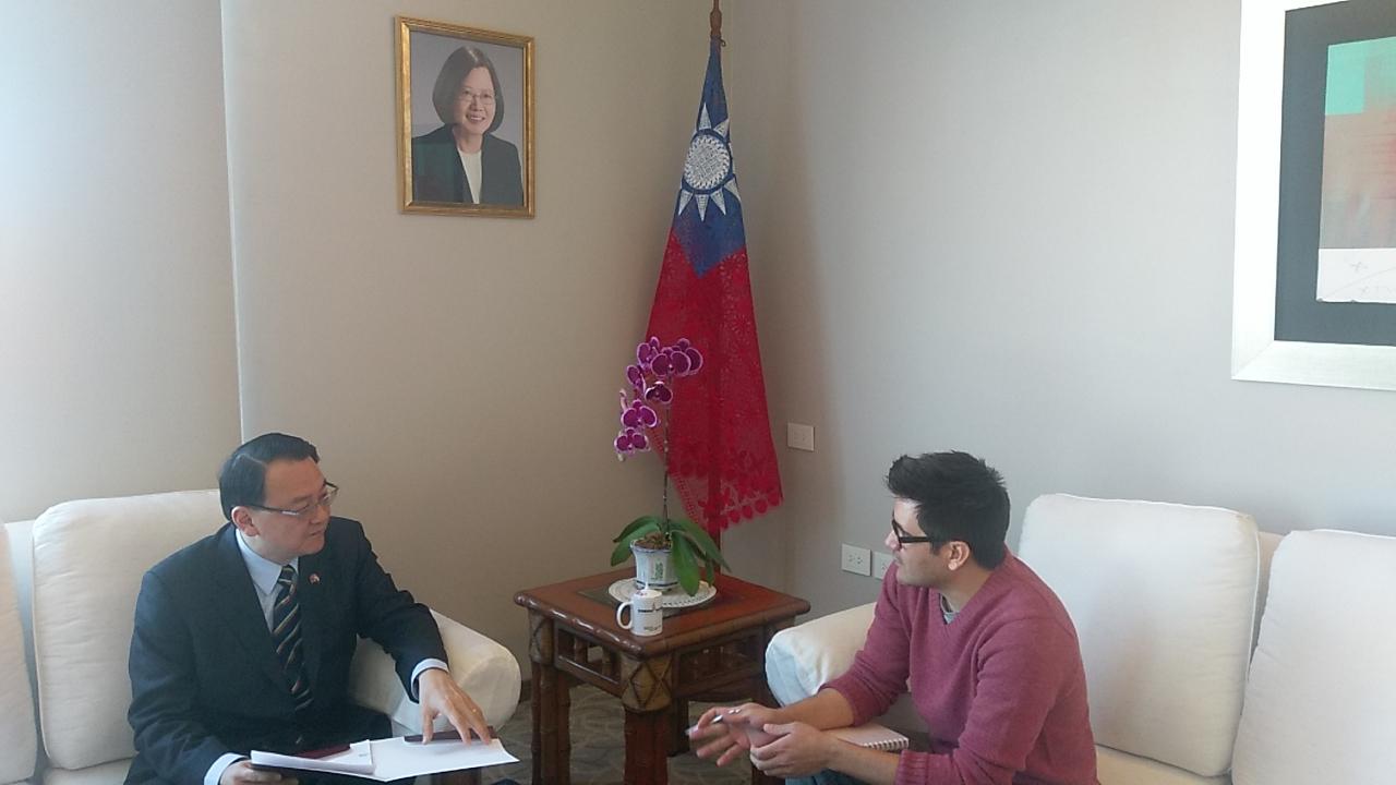 駐巴拉圭大使周麟107年8月1日接受巴國企業菁英俱樂部雜誌專訪情形。