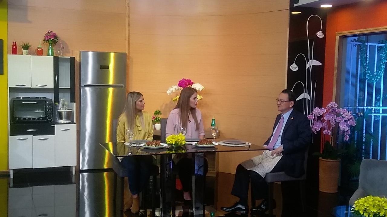 駐巴拉圭大使周麟107年8月28日上午11時接受RCC電視台「我們之間」(Entre Nosotras)現場節目訪問，周大使於餐廳區接受採訪情形。