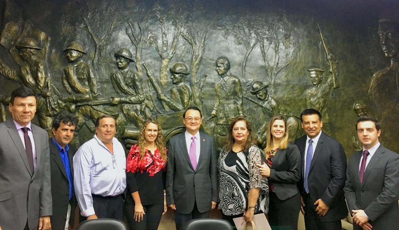 中華民國駐巴拉圭周大使麟本(107)年9月25日上午應眾議院外交委員會主席哈姆斯(Walter Harms)邀請出席該委員會例會，哈姆斯主席與其他8位各黨派眾議員共同歡迎周大使。