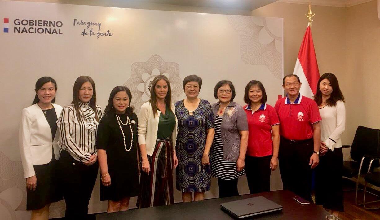 中華民國駐巴拉圭周麟大使的夫人李潔女士邀請旅巴僑界的慈善團體代表，於107年9月10日上午前往巴國總統官邸拜會第一夫人席凡娜女士，分享各團體濟助巴國社會的慈善工作經驗。