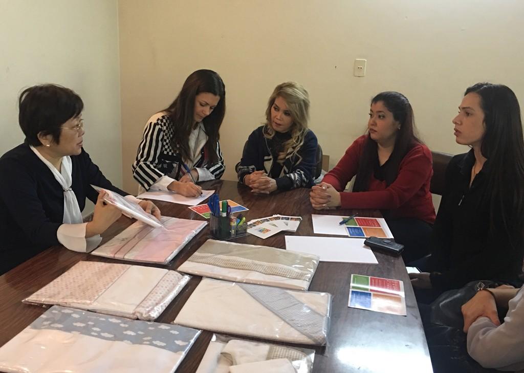 中華民國駐巴拉圭周麟大使的夫人李潔女士於107年9月5日上午在館員眷屬陪同下參訪巴國「搖籃之家基金會」(Fundación Casa Cuna)，該基金會向周大使夫人展示縫紉班婦女工作成品。
