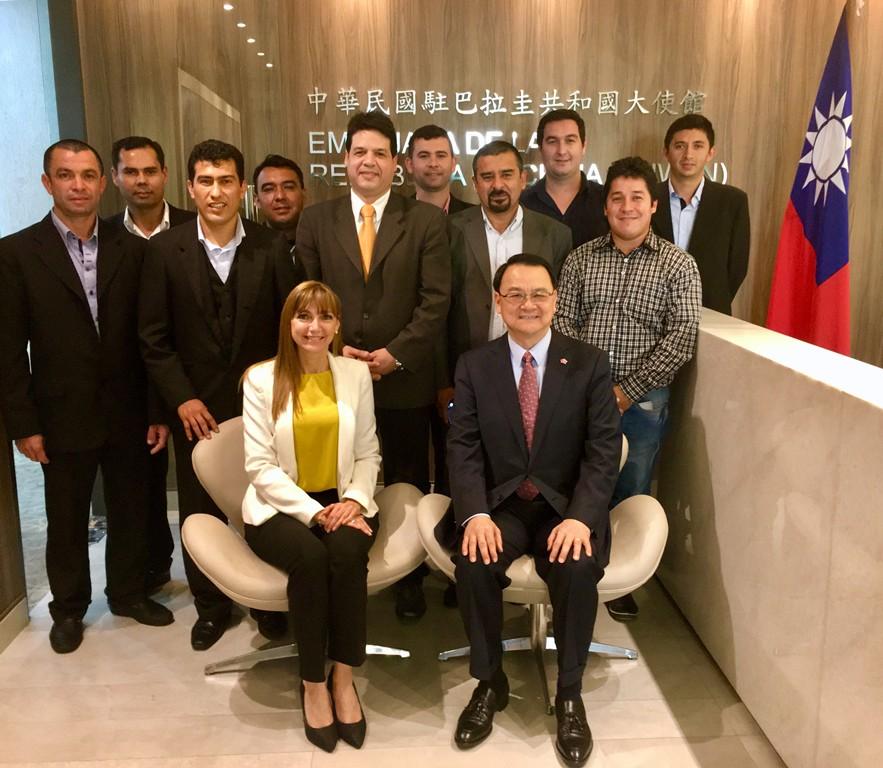 中華民國駐巴拉圭大使館於107年9月27日下午舉辦「拉美地區友邦青年技職訓練計畫(第二梯次)」獎學金頒贈典禮，由周麟大使及巴拉圭勞動部長芭西卡露珀(Carla Bacigalupo)共同主持，巴國勞動部與職訓局官員及駐館同仁約20人出席觀禮。

