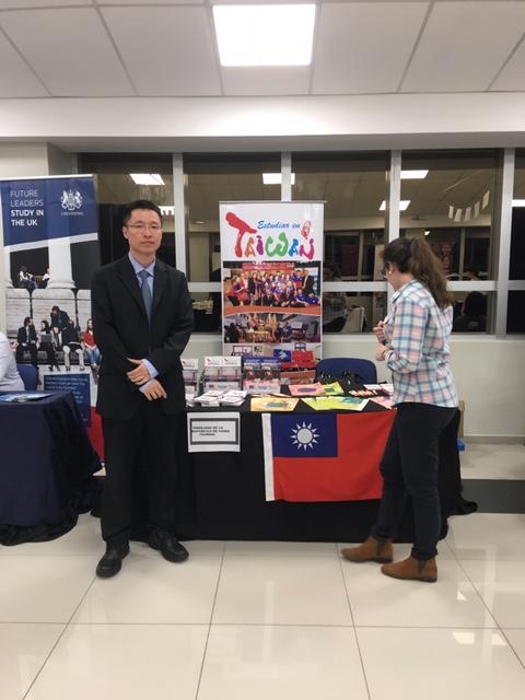 中華民國駐巴拉圭大使館本(107)年9月19日指派陳鈺林秘書應邀赴巴拉圭太平洋大學（Universidad del Pacífico）參加教育展，宣傳各項獎學金內容及留學台灣資訊，除本館外，有英國大使館、美國大使館、法國文化中心等機構參展，全場近25個攤位