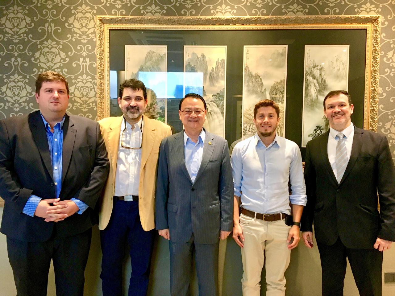 中華民國駐巴拉圭周大使麟本(107)年10月2日午宴巴國會參、眾議院「我們做(Hagamos)黨」議員，包括參議員阿普利(Tony Apuril，PH黨主席)、肯伯(Patrick Kemper，PH副黨主席)、眾議員雷哈拉(Carlos Rejala，2018-2019年第二副眾議長)及伊巴羅拉(Tito Ibarrola)。