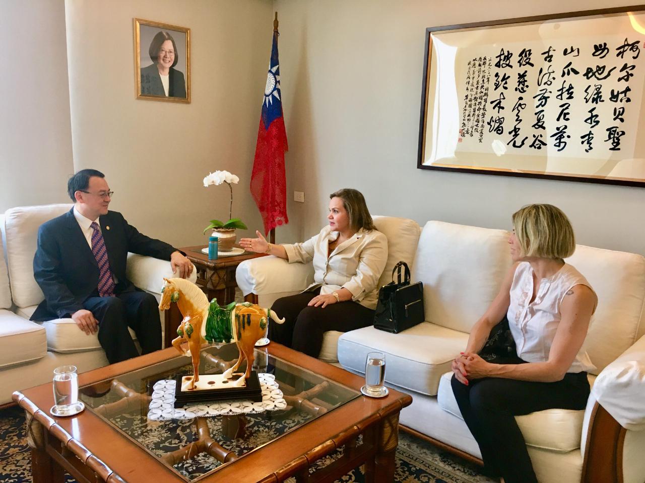 中華民國駐巴拉圭大使周麟107年10月30日下午接見來館拜會的參議院紅黨籍第二副議長莎瑪妮歌(Lilian Samaniego)，雙方並就巴國婦女參政議題廣泛交換意見。