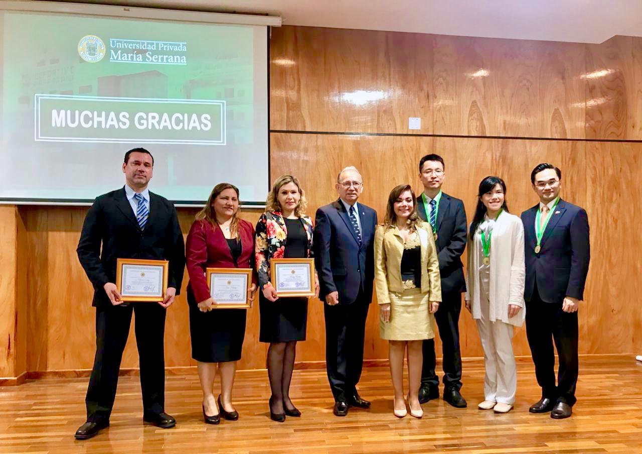 「淡江大學拉丁美洲研究所數位在職專班」巴拉圭校友會(簡稱淡江拉研專班校友會)於107年10月24日晚間假Maria Serrana大學舉辦「認識台灣」研討會，Maria Serrana大學校長Norma Aquino Saucedo (右四)、前最高法院院長Jose V. Altamirano Aquino(左四)、「淡江大學拉丁美洲研究所數位在職專班」巴拉圭校友會會長Lilian Hidalgo(左二)、秘書長Dalci Romero(左三)、Marcos Correa(左一)、本館陳秘書敬一(右一)、劉秘書姵君(右二)及陳秘書鈺林(右三)合影。