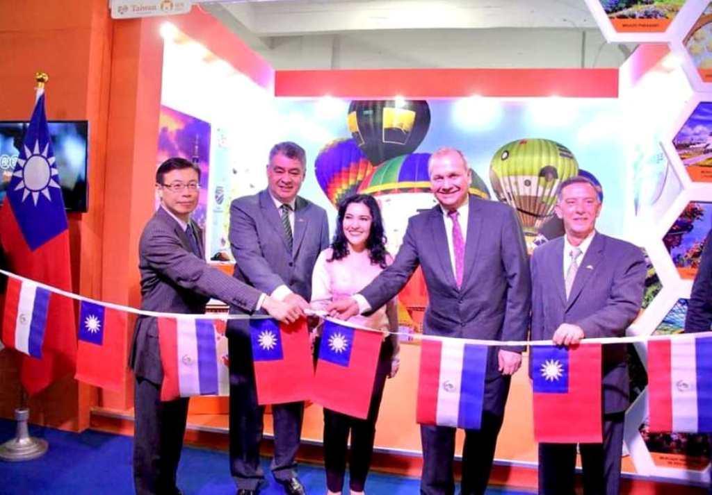 中華民國駐巴拉圭大使館參加本(107)年10月12日至14日巴國觀光旅遊協會(Asociación Paraguaya de Agencias de Viajes y Empresas de Turismo, ASATUR)舉辦的「第15屆巴拉圭國際旅遊展」(Feria de Turismo del Paraguay, FITPAR 2018)，12日開幕當天由丁副參事志華與巴國觀光部長蒙媞耶爾(Sofía Montiel de Afara)女士、亞松森市長費雷洛(Mario Ferreiro)及ASATUR會長Osvaldo Morínigo等人共同主持台灣館剪綵儀式。