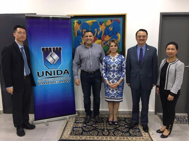 駐巴拉圭周大使麟107年本(10)月26日下午偕張秘書慧鶯及陳秘書鈺林拜會美洲統合大學(UNIDA)校長Leila Rachid Lichi博士，受到R校長熱烈歡迎。美洲統合大學校長 Leila Rachid Lichi博士(右三)、周麟大使(右二)、醫學院院長Dr. Carlos Ignacio Morinigo Aguilera(左二)、張慧鶯秘書(右一)、陳鈺林秘書(左一)合影。