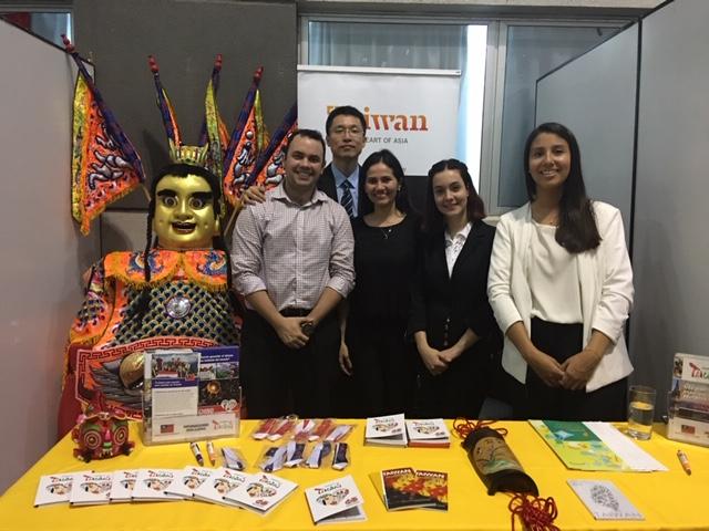 巴拉圭前外長暨「美洲統合大學（Universidad de la Integración de las Américas，UNIDA）」校長駱琪（Leila Rachid）為增加該校師生國際觀，107年10月11日特邀各國駐巴使館參加「各國博覽節」，包括我國、美國、法國、日本、厄瓜多、秘魯、烏拉圭、玻利維亞、瓜地馬拉、墨西哥等國及歐盟等皆共襄盛舉。圖為本館攤位、「留臺校友會」會長Ernesto Rojas(左一)、秘書長Marya Jossé Martínez(左二)及陳鈺林秘書(後)合影。