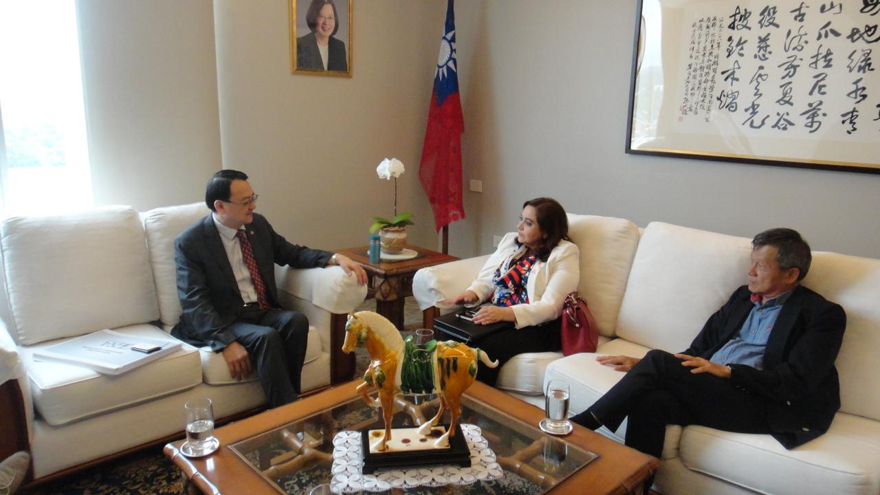 駐巴拉圭大使周麟107年10月22日下午在大使館接見巴國新任體育部(Secretaría Nacional de Deportes, SND)部長莫拉蕾絲(Irma Fátima Morales Agüero)一行，雙方對巴國主辦2022年南美洲運動會及臺巴體育人才交流充分交換意見。