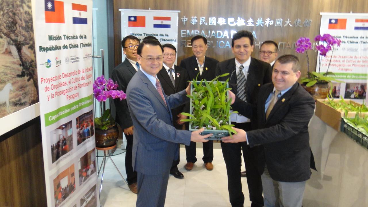 中華民國駐巴拉圭周麟大使於107年10月29日在大使館捐贈位於巴國南方邊城恩卡納西翁市(Encarnación)市政府蘭苗2,000株，由該市市長Luis Yd Sánchez代表接受，觀禮者除該市官員外，還包括僑務委員曹水勝、我國旅居該市的僑務顧問黃金駿、關懷協會黃銀河長及謝昌穆副會長。周大使(左)代表將蘭花捐贈給恩卡納西翁市市長Alfredo Luis Yd Sánchez。周大使(左)代表將蘭花捐贈給恩卡納西翁市市長Alfredo Luis Yd Sánchez。