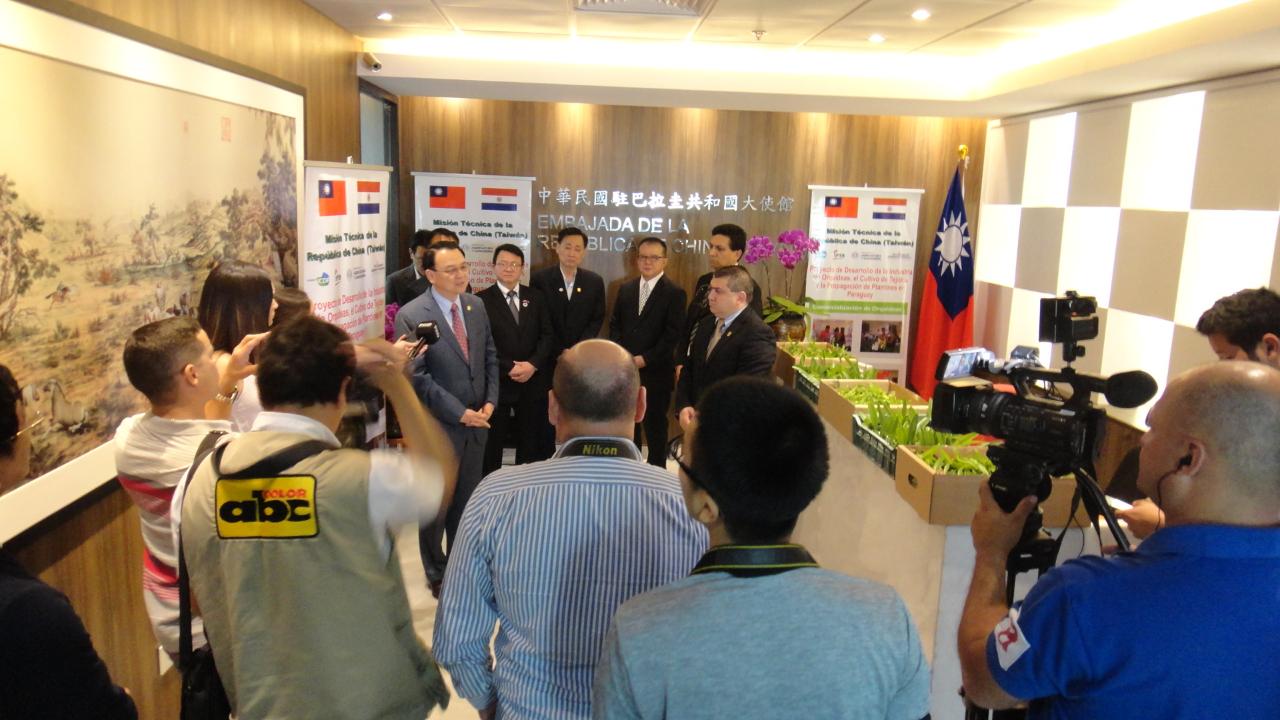 中華民國駐巴拉圭周麟大使於107年10月29日在大使館捐贈位於巴國南方邊城恩卡納西翁市(Encarnación)市政府蘭苗2,000株，由該市市長Luis Yd Sánchez代表接受，圖為現場媒體採訪情形。