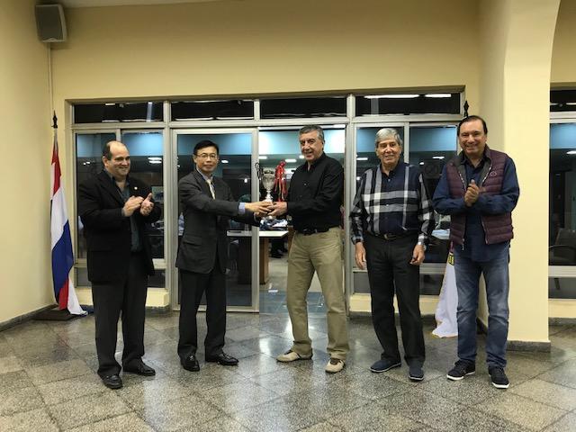 巴拉圭馬術協會(Jockey Club del Paraguay)為慶祝我雙十國慶，特於本(107)年10月7日舉行跑馬賽，本館丁副參事志華代表頒發優勝獎盃予優勝馬主(左一為前環境部長歐斯納基、右二為馬術協會會長培得洛索、右一為該協會第一副會長阿費依羅)。