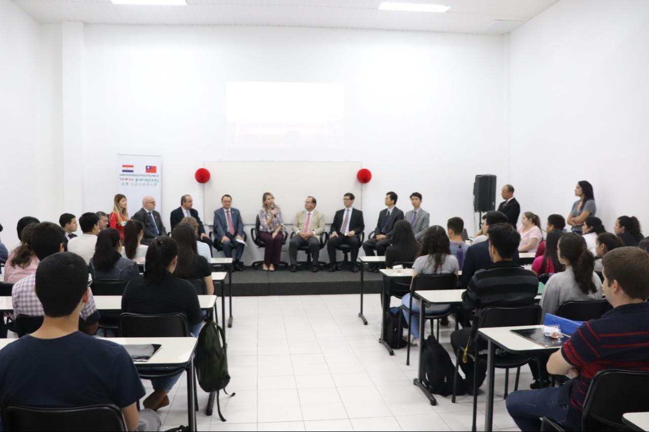 駐巴拉圭周大使麟107年10月1日上午11時與巴國工商部長Liz Cramer、奧林匹克委員會主席Camilo Pérez、教育部高教次長Roberto Cano、「臺巴科技大學」總協調人暨公共工程部次長Carlino Velázquez、外交部與伊泰布（Itaipú）水力發電廠的代表赴奧會參訪「臺巴科技大學」先修班數學課，臺科大修教授芳仲、鄧教授福宸、工商部與奧會人員、平面與電子媒體人士等，約計100餘人出席，場面熱烈溫馨。