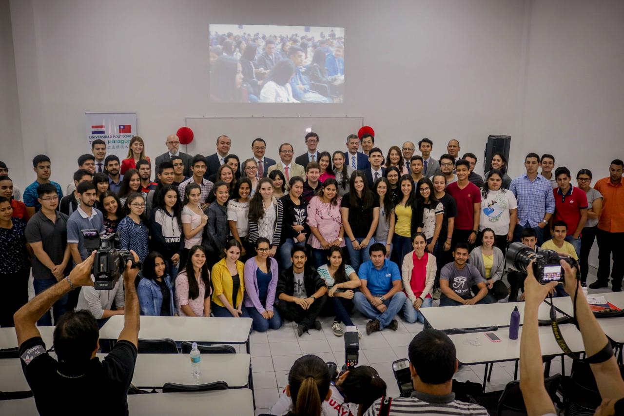 中華民國駐巴拉圭大使周麟107年10月1日上午11時與巴國工商部長Liz Cramer、奧林匹克委員會主席Camilo Pérez、教育部高教次長Roberto Cano、「臺巴科技大學」總協調人暨公共工程部次長Carlino Velázquez、外交部與伊泰布（Itaipú）水力發電廠的代表赴奧會參訪「臺巴科技大學」先修班數學課，臺科大修教授芳仲、鄧教授福宸、工商部與奧會人員、平面與電子媒體人士等，約計100餘人出席，場面熱烈溫馨。