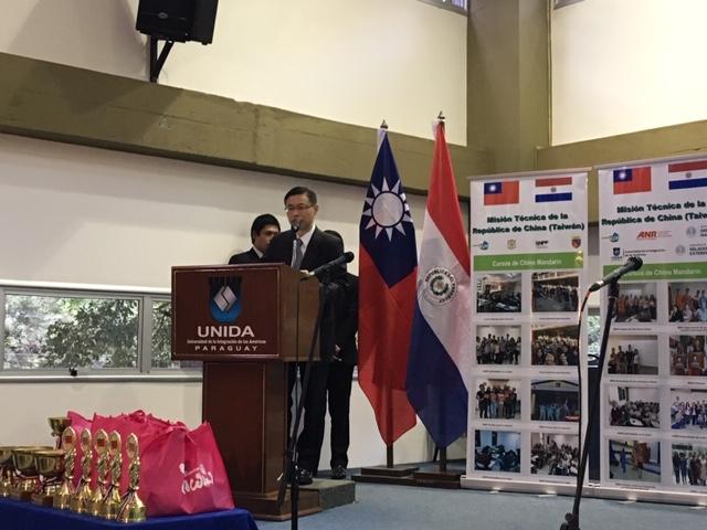 駐巴拉圭大使館於本(107)年11月24日下午假美洲統合大學(Universidad de la Integración de las Américas，UNIDA)大禮堂辦理本年度華語教學成果發表會。丁參事志華代表周大使出席，包括執政黨教育學院學務長Blanca Lila Torres、職訓局語文中心主任Francisca Azuaga、各校學生及家長等約250人與會。圖為丁參事志華於「華語教學成果發表會」開幕致詞。