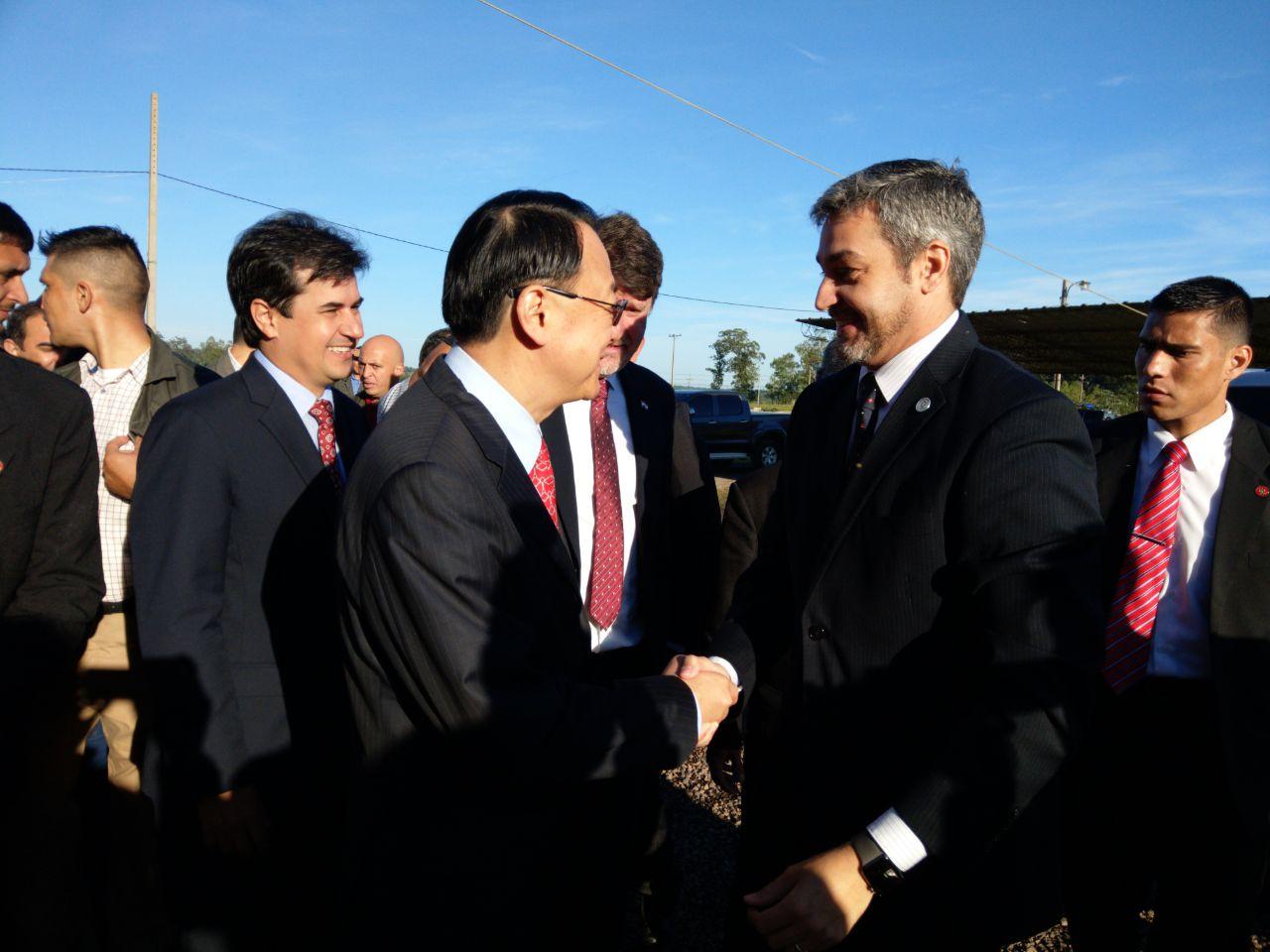 中華民國駐巴拉圭周麟大使於107年11月20日前往Eusebio Ayala市與巴國總統阿布鐸及農牧部長李奇共同主持我國技術團「淡水白鯧魚苗繁養殖計畫」觀摩會活動，圖為周大使迎接阿布鐸總統蒞臨。