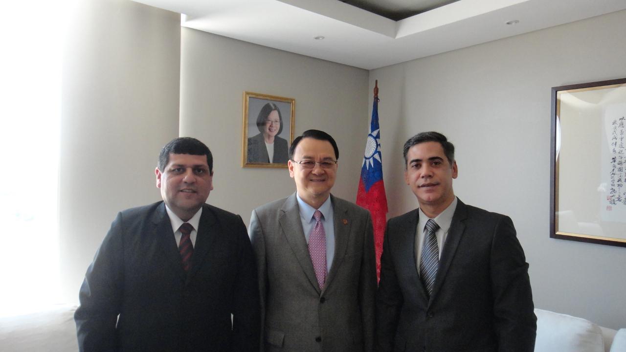 中華民國駐巴拉圭周麟大使107年11月7日上午接見巴國新任消費者保護部長艾斯提加利比(Juan Marcelo Estigarribia)，討論台巴消費者保護資訊交流事宜，與巴國消費者保護部長艾斯提加利比(左)及該部行政財務主管卡巴耶洛(右)合影。
